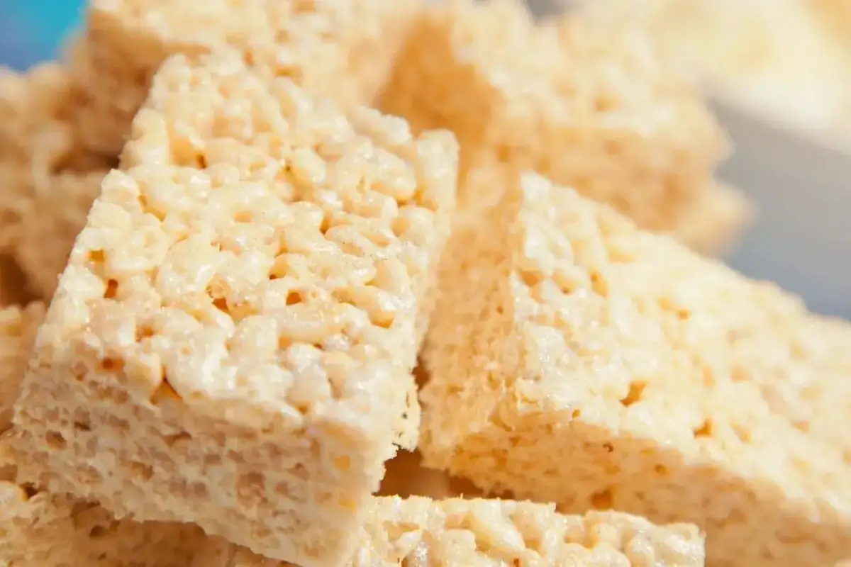 With just a few ingredients, these rice krispie treat ghosts are easy to make and are a perfect halloween dessert. Rjqarhuqephgfm